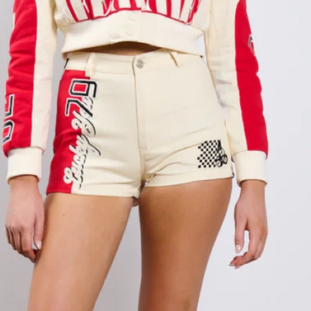 AKIRA lucky you beige shorts size Large brand new no stretch fits a M